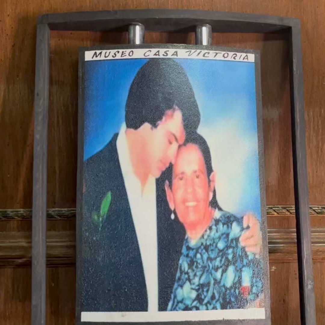 Juan Gabriel Junto a su Madre Victoria Valadez